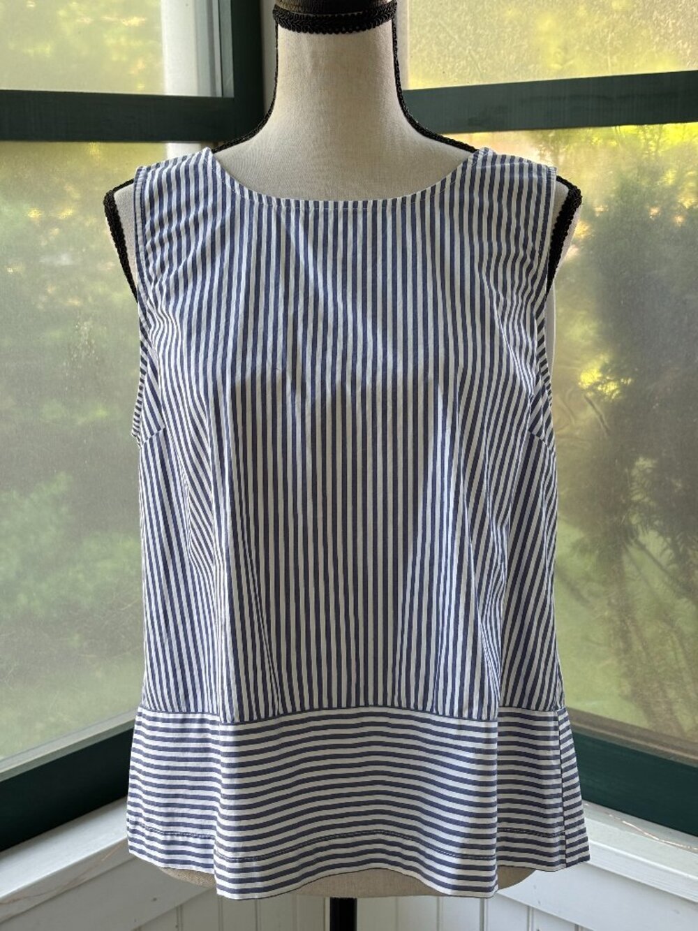 Vineyard Vines Navy & White Stripe Sleeveless Top | Back Bow Ruffle | Size 10 |